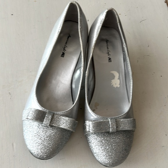 American Eagle Outfitters low heel silver/metallic bow girls shoes size 3.5 - Picture 3 of 9